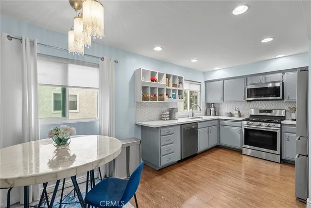 $539,000 | 19540 Sherman Way, Unit 602, Reseda, CA 91335