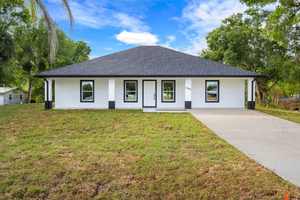 a view of a house with a yard