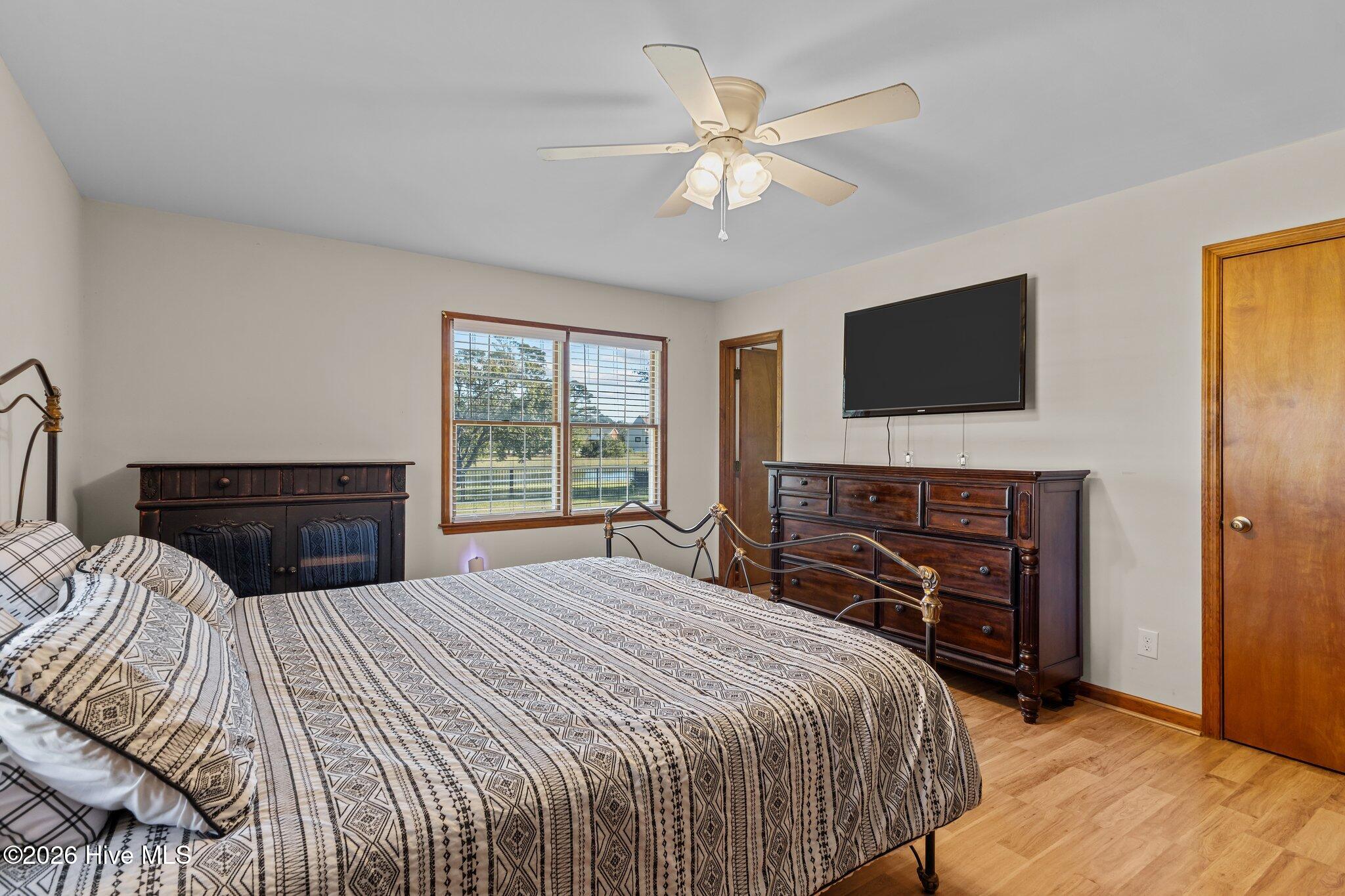 180 Wallace Road Beaufort, NC 28516 - Photo 33 of 45 Master with king bed