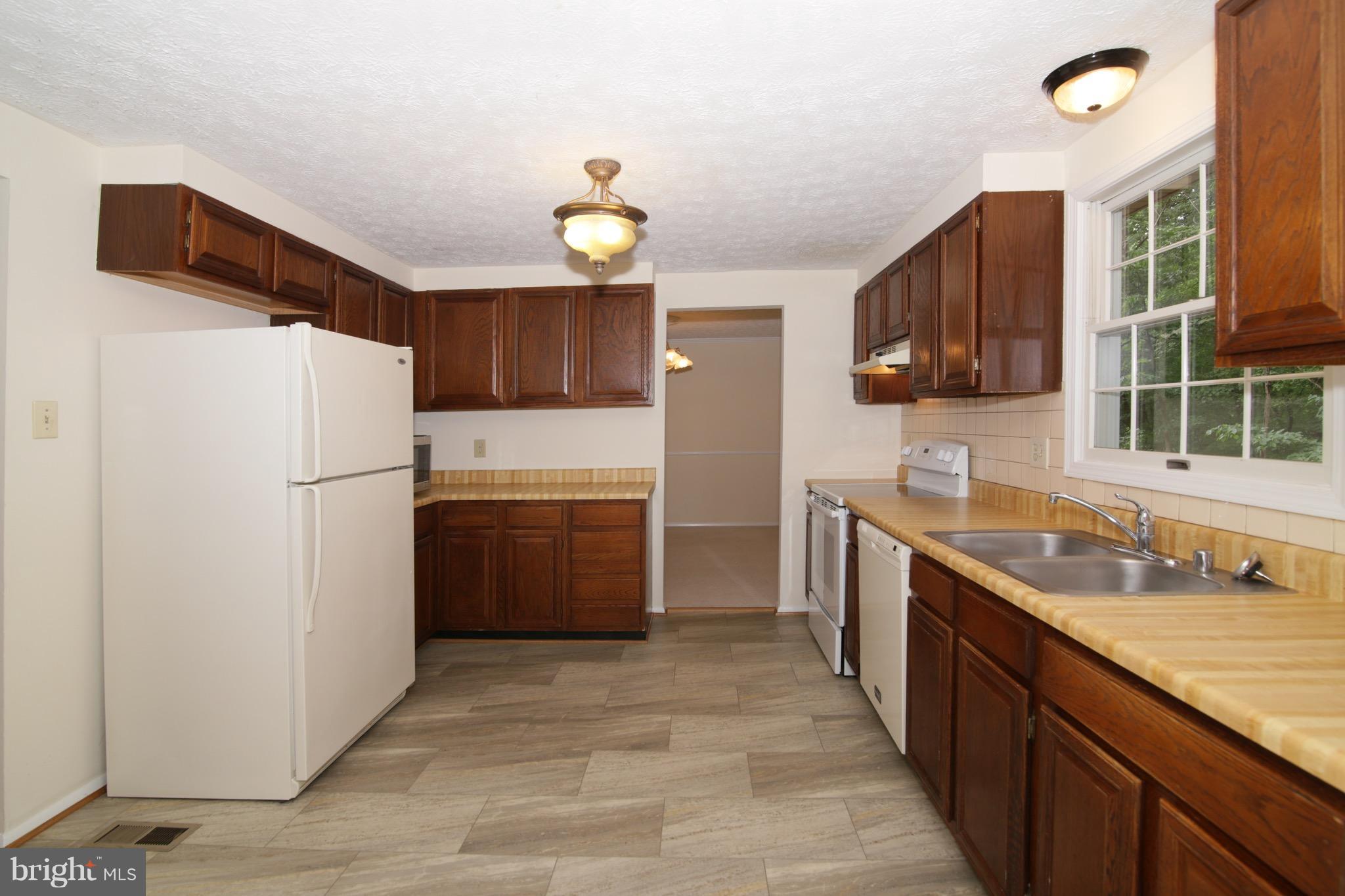 8452 Rushing Creek Court Springfield, VA 22153 - Photo 8 of 30 Kitchen
