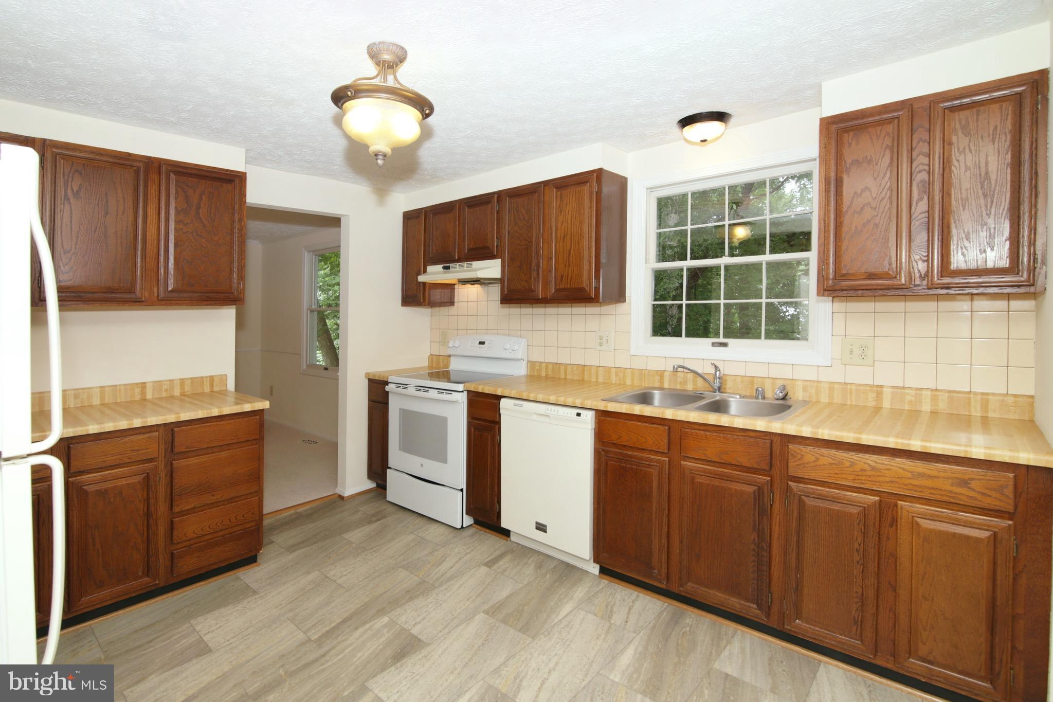 8452 Rushing Creek Court Springfield, VA 22153 - Photo 9 of 30 Kitchen