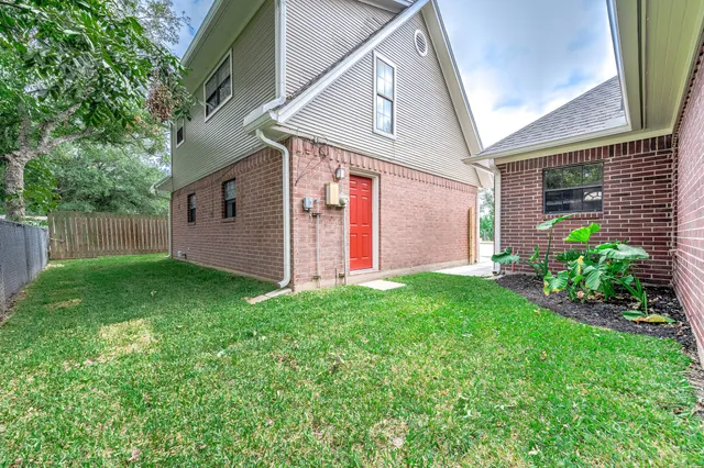 $2,700 | 2245 North Austin Avenue, Pearland, TX 77581