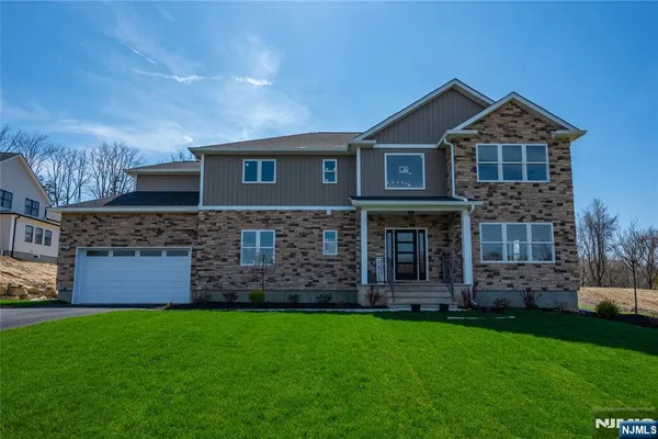 $949,000 | 7 Emerald Drive, Hamburg, NJ 07419