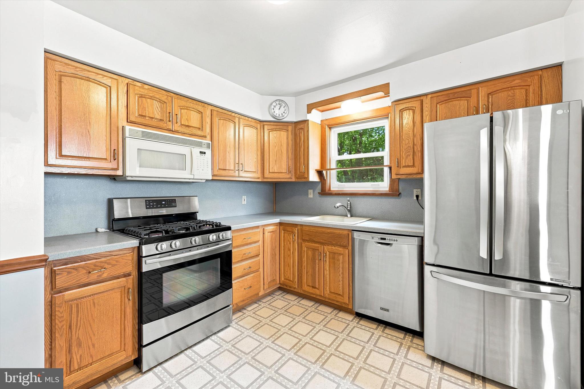 726 Violet Road Warminster, PA 18974 - Photo 4 of 15