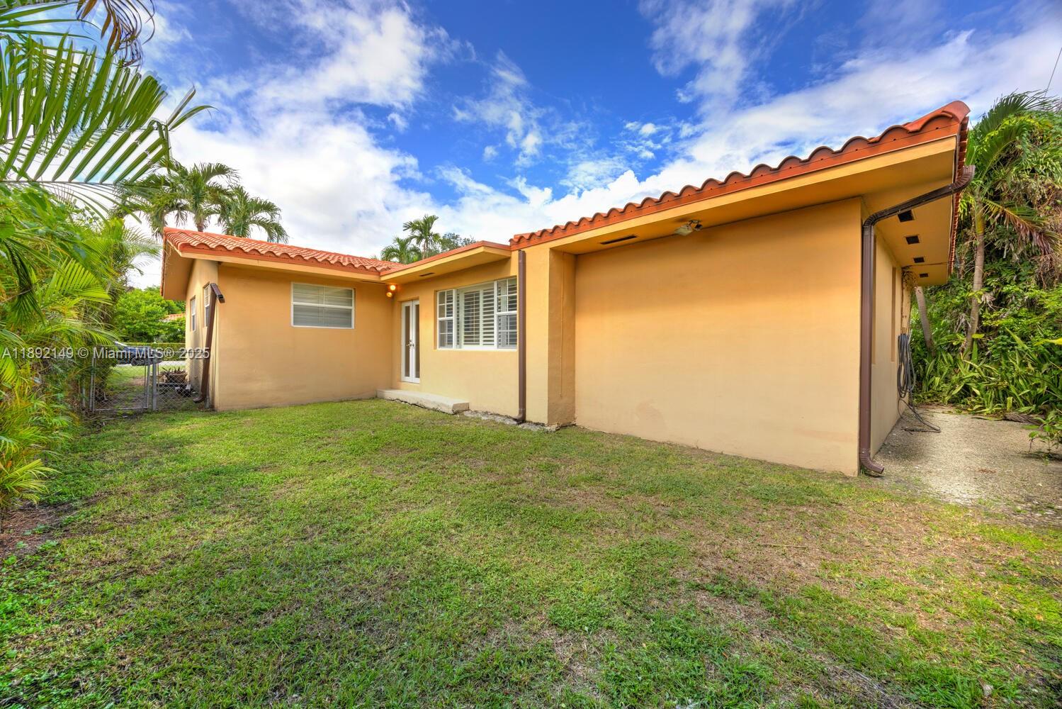 825 El Rado Street Coral Gables, FL 33134 - Photo 36 of 40 a view of a backyard