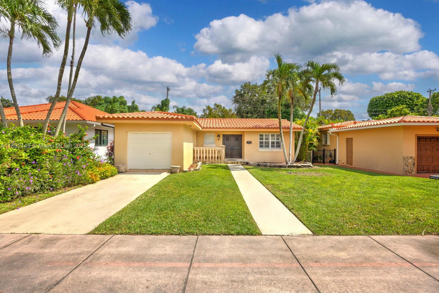 825 El Rado Street Coral Gables, FL 33134 - Photo 38 of 40 a view of a backyard with a garden