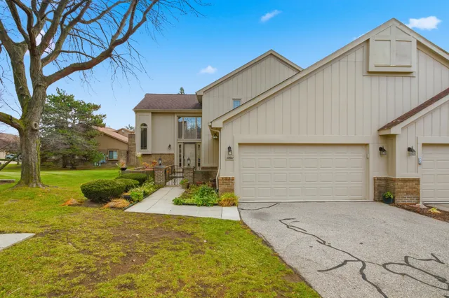 $314,900 | 37692 North Laurel Park Drive, Livonia, MI 48152