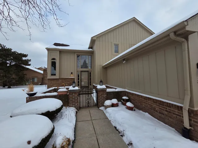 $304,890 | 37692 North Laurel Park Drive, Livonia, MI 48152