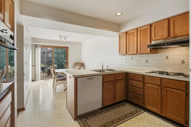 $304,900 | 37692 North Laurel Park Drive, Livonia, MI 48152