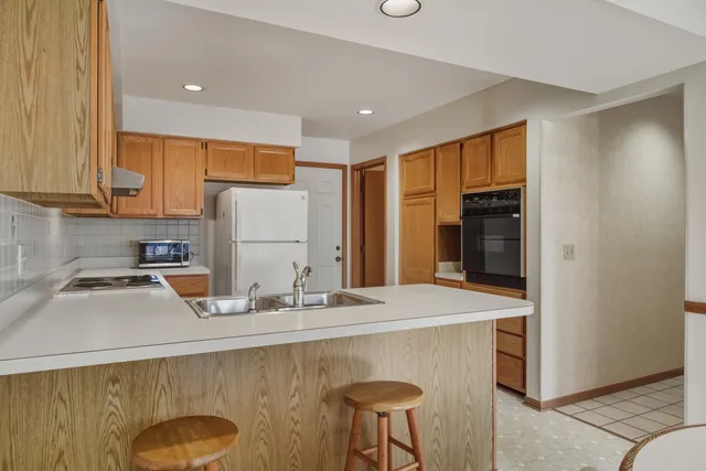 $304,900 | 37692 North Laurel Park Drive, Livonia, MI 48152