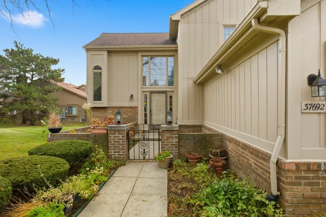 $314,900 | 37692 North Laurel Park Drive, Livonia, MI 48152