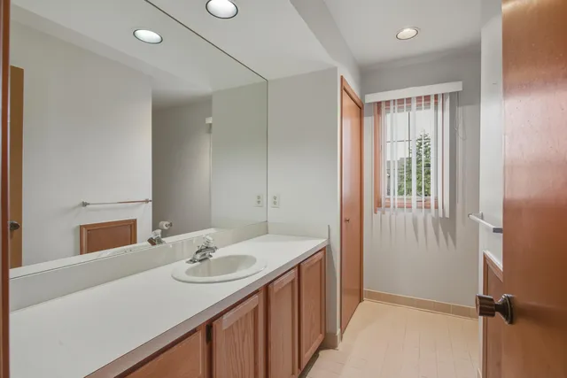 $314,900 | 37692 North Laurel Park Drive, Livonia, MI 48152