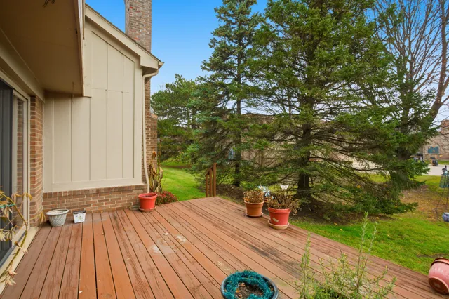 $304,900 | 37692 North Laurel Park Drive, Livonia, MI 48152