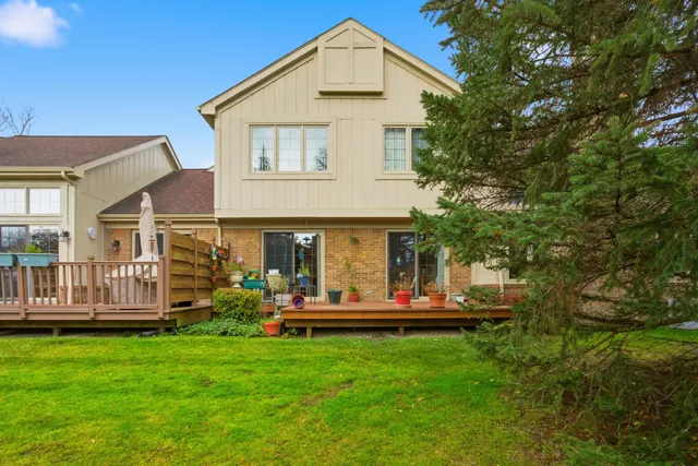 $304,900 | 37692 North Laurel Park Drive, Livonia, MI 48152