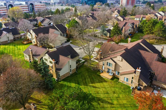 $314,900 | 37692 North Laurel Park Drive, Livonia, MI 48152