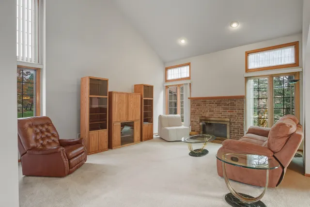 $304,900 | 37692 North Laurel Park Drive, Livonia, MI 48152