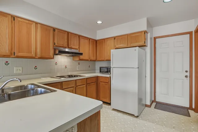 $304,900 | 37692 North Laurel Park Drive, Livonia, MI 48152