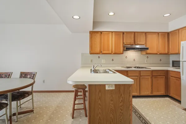 $289,900 | 37692 North Laurel Park Drive, Livonia, MI 48152