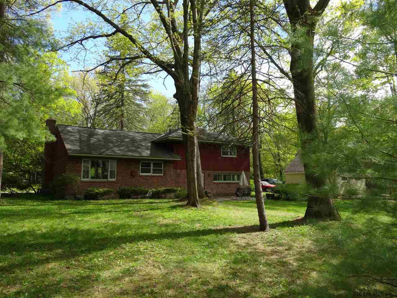 825 Jamaica Road Schenectady, NY 12309 - Photo 3 of 21 Photo 3