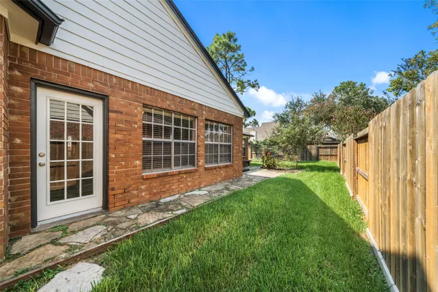 a view of a house with backyard and garden