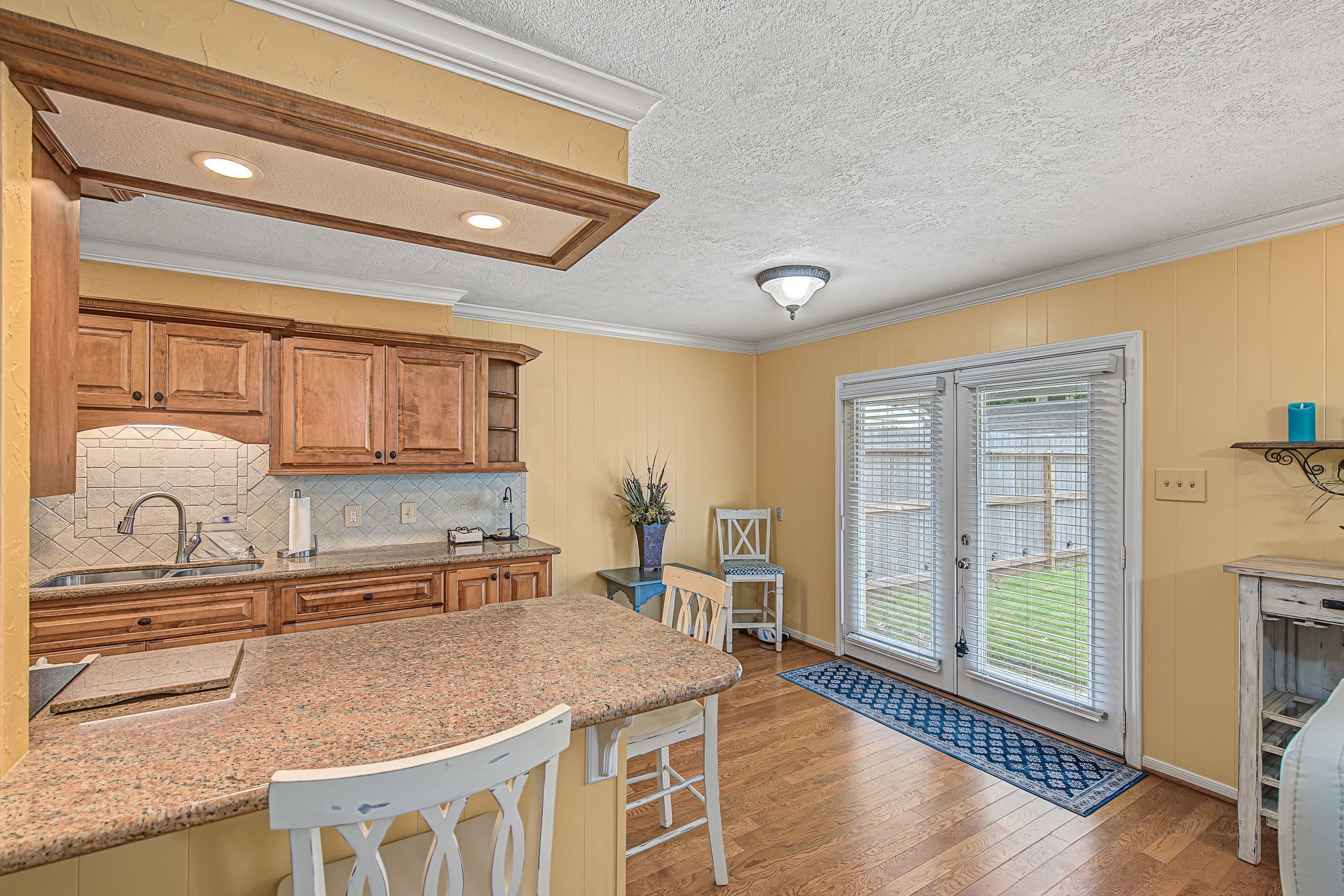3013 Teague Road Houston, TX 77080 - Photo 14 of 37 Large peninsula allows for abundant seating and entertaining options.