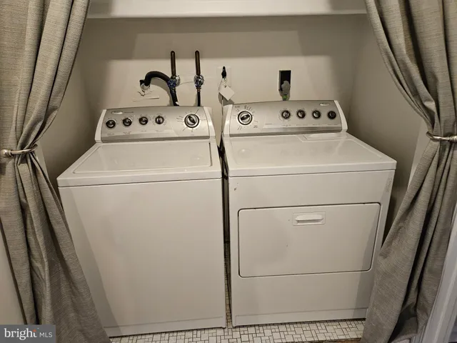 a view of a house with backyard and plants