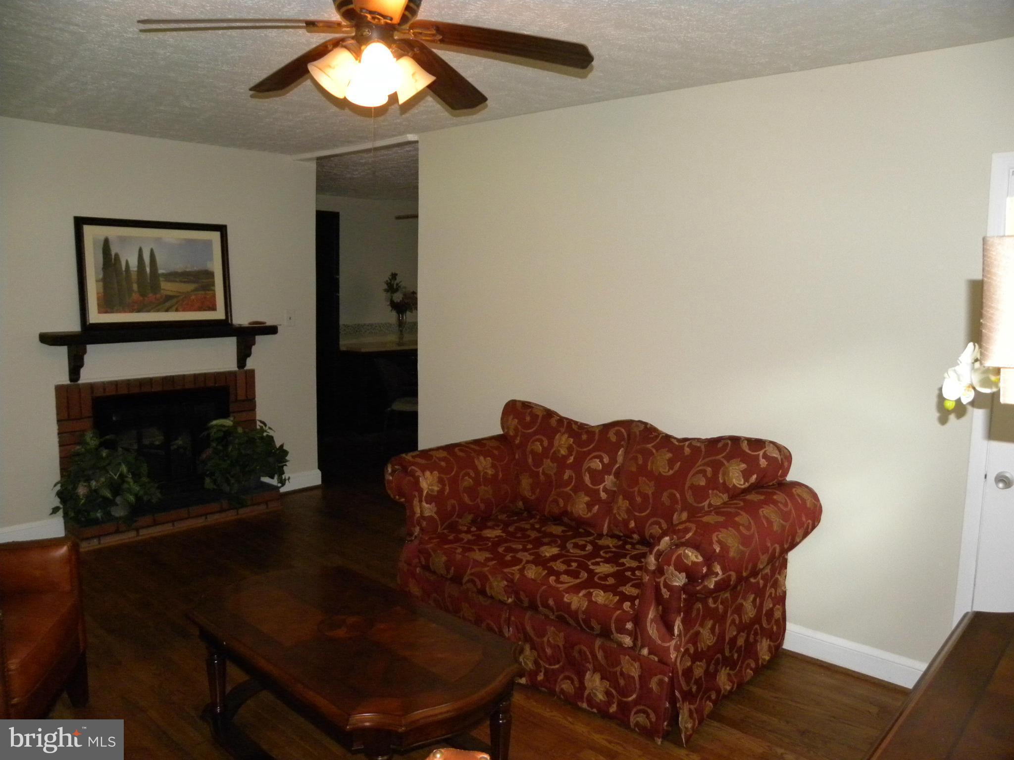 7391 Riley Road Warrenton, VA 20187 - Photo 5 of 30 Living Room