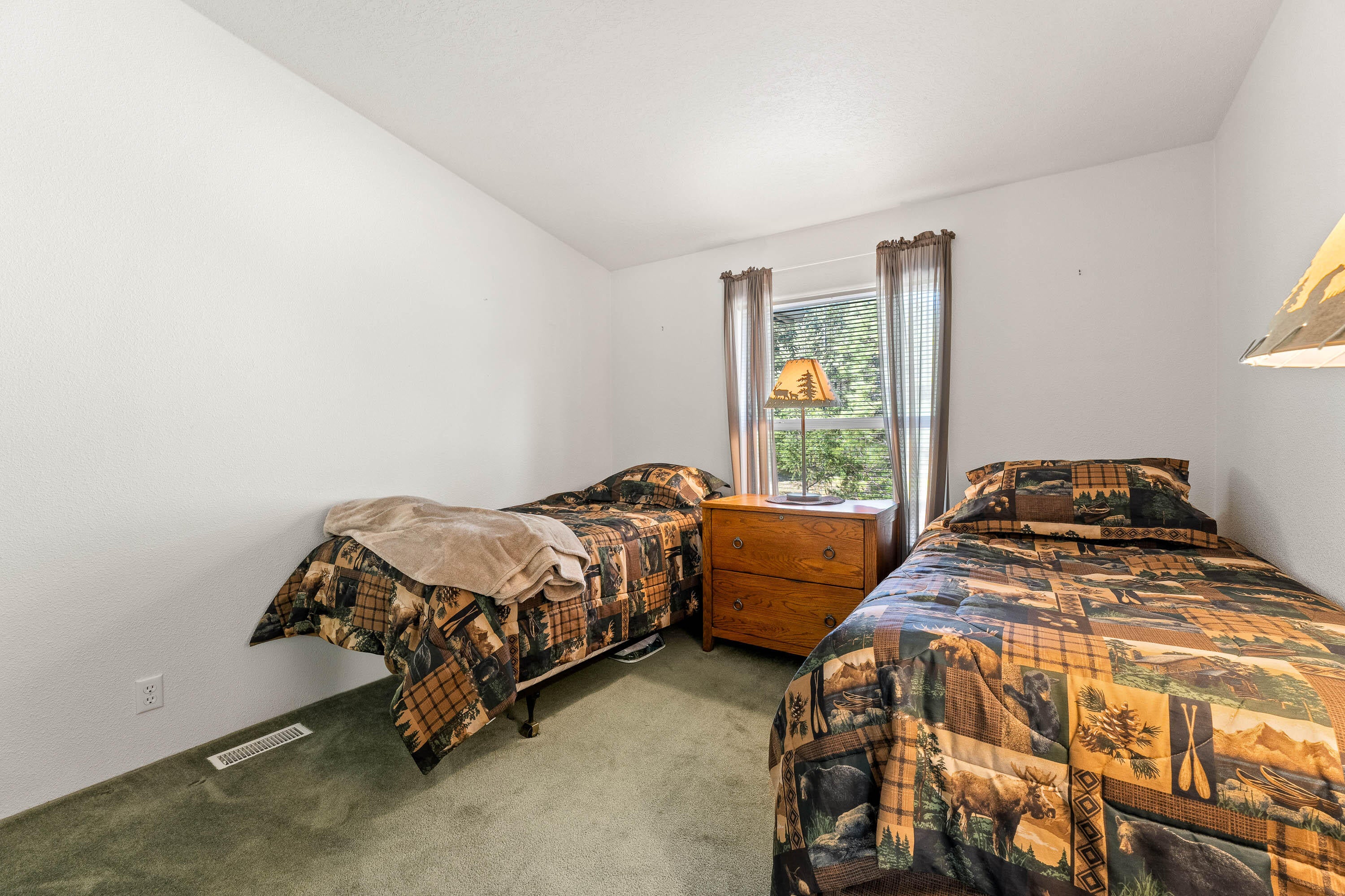 6034 Rockydale Road Cave Junction, OR 97523 - Photo 33 of 41 3rd Bedroom