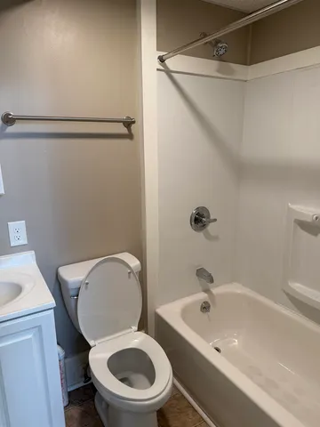 $1,275 | 1 Pleasant Street, Unit 220, Claremont, NH 03743