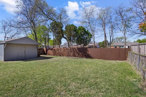 a view of backyard with garden and trees