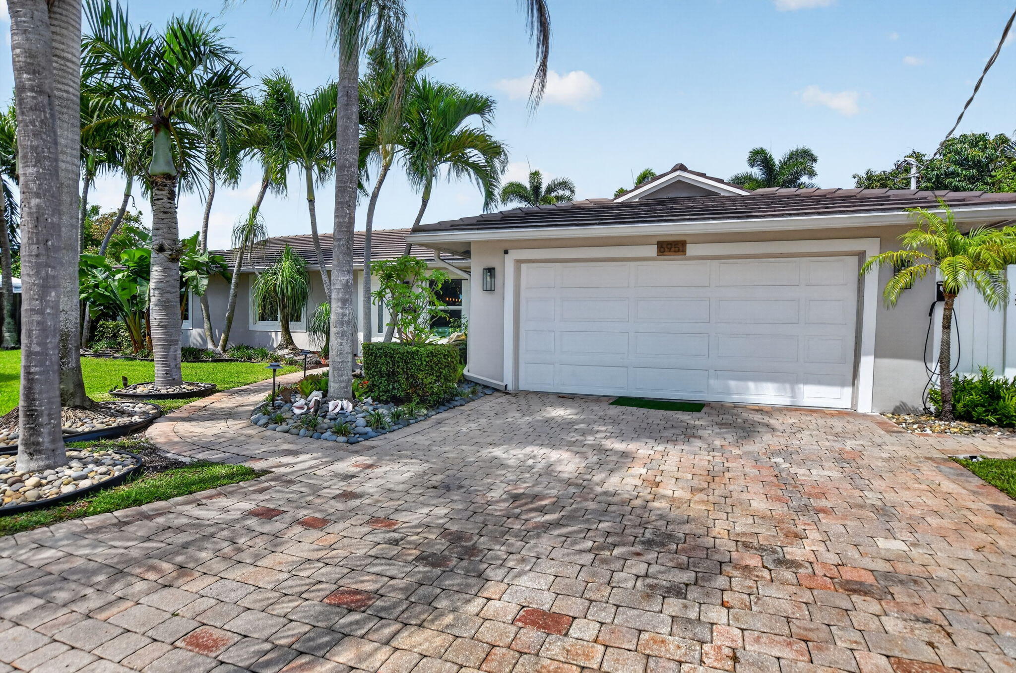 6951 Northeast 7th Avenue Boca Raton, FL 33487 - Photo 4 of 60 4-web-or-mls-DSC_1878