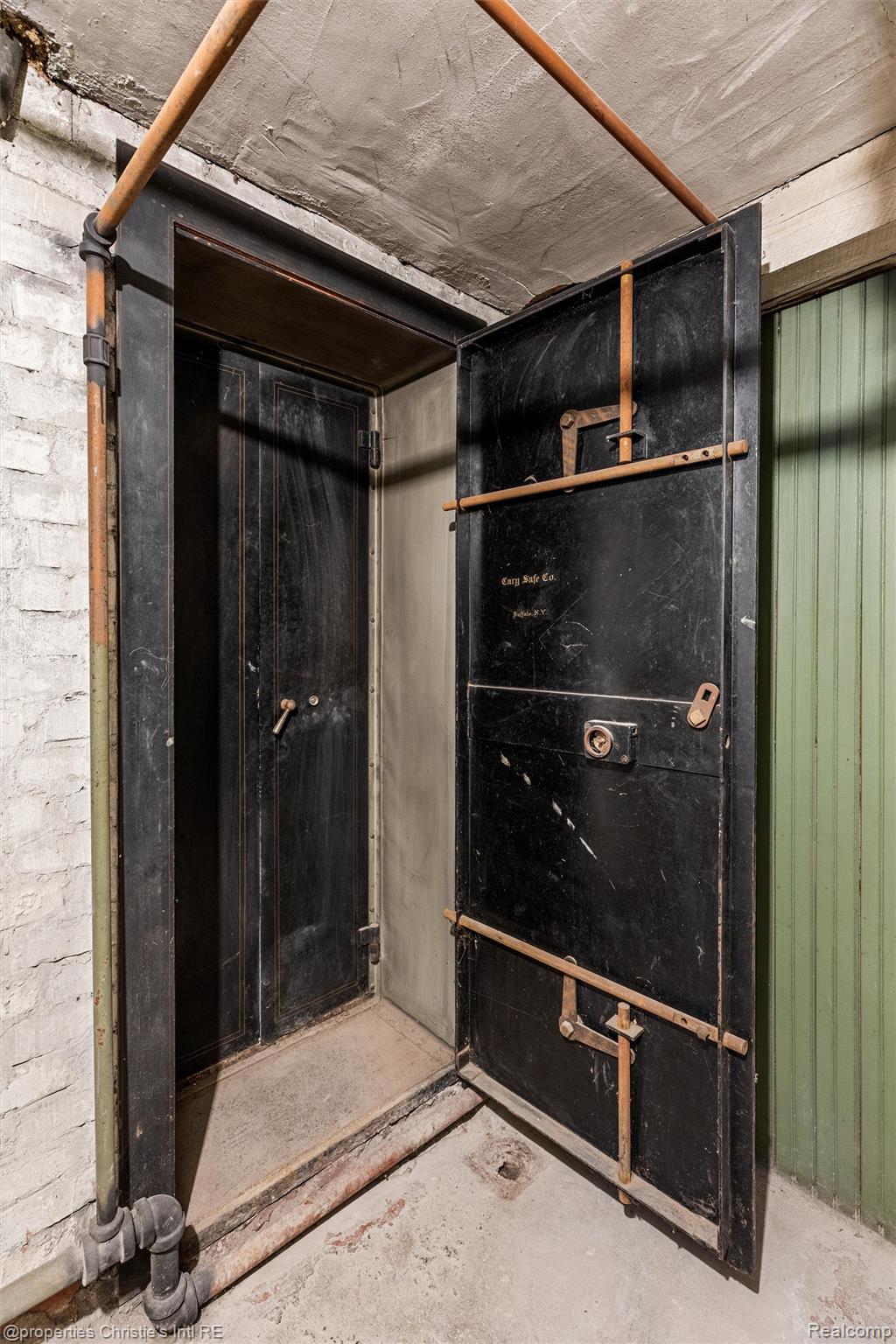 36 Longfellow Street Detroit, MI 48202 - Photo 61 of 81 Bathroom featuring concrete floors