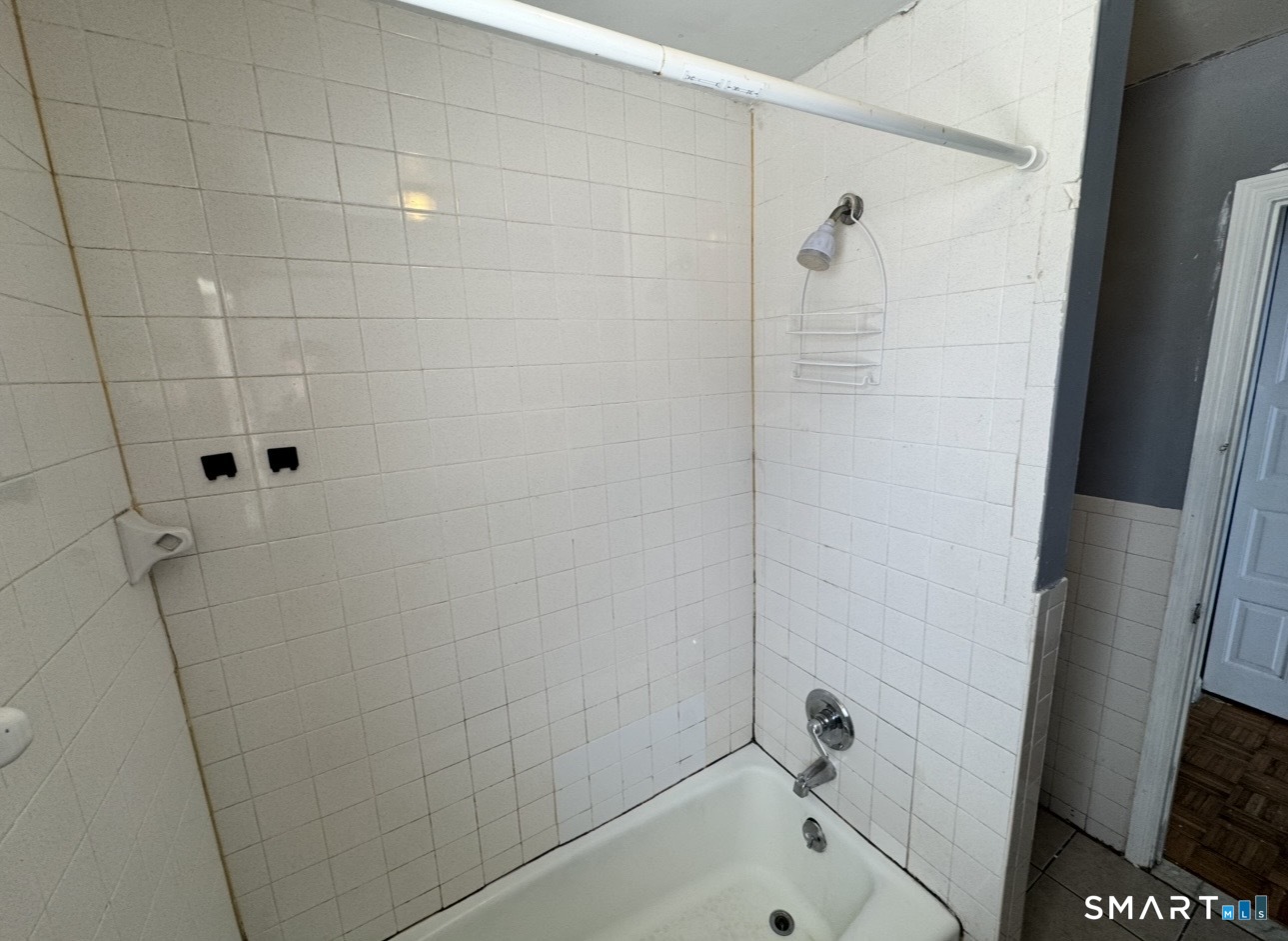 44 Abcd Angel Drive Waterbury, CT 06708 - Photo 14 of 20 a bathroom with a bathtub