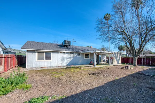 $365,000 | 221 Hillcrest Street, Porterville, CA 93257