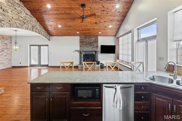 $950,000 | 4242 Quirin Road, Smithton, IL 62285