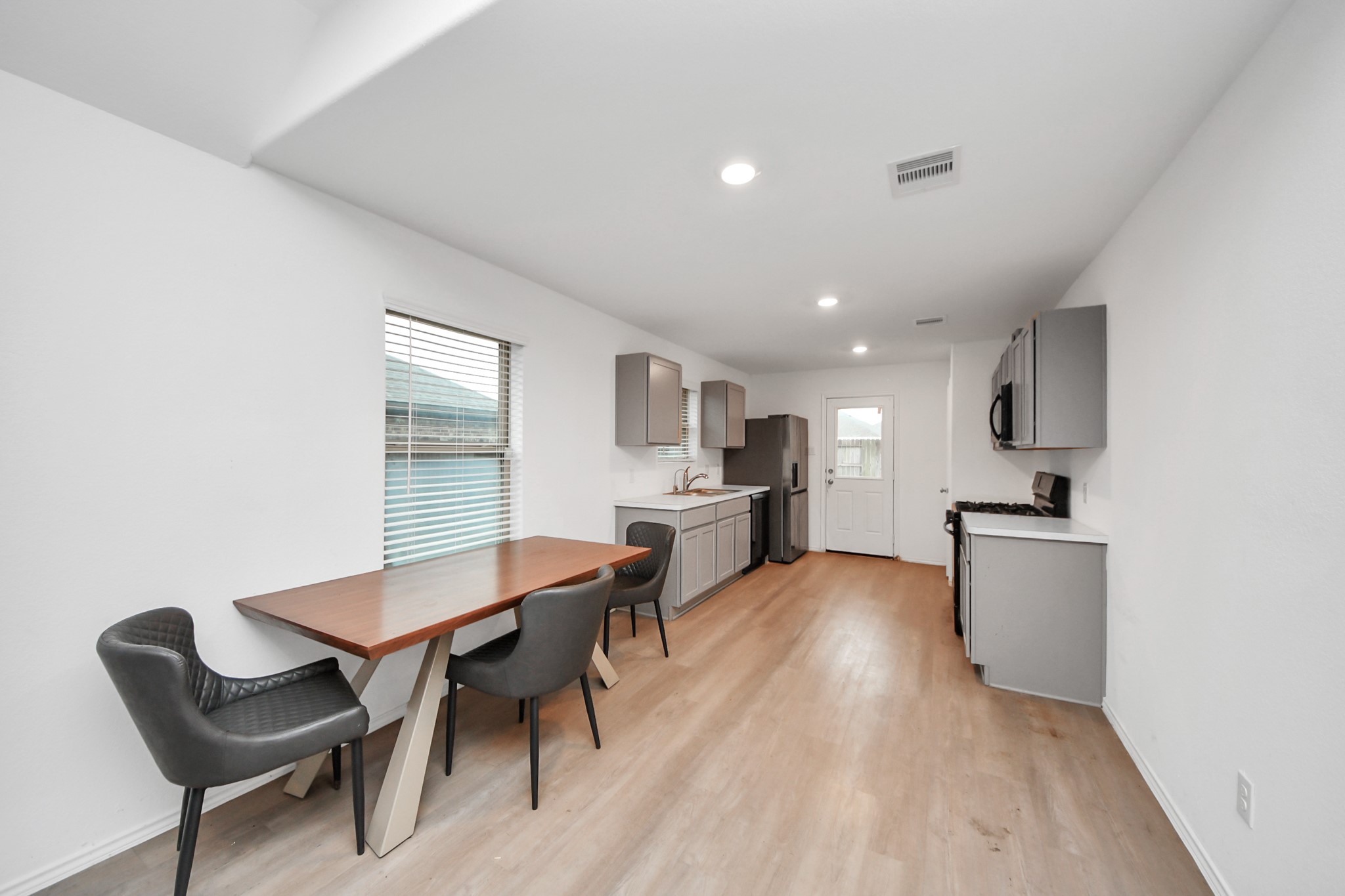 14606 Whitstone Gully Way Rosharon, TX 77583 - Photo 12 of 30 a kitchen with a table and chairs in it