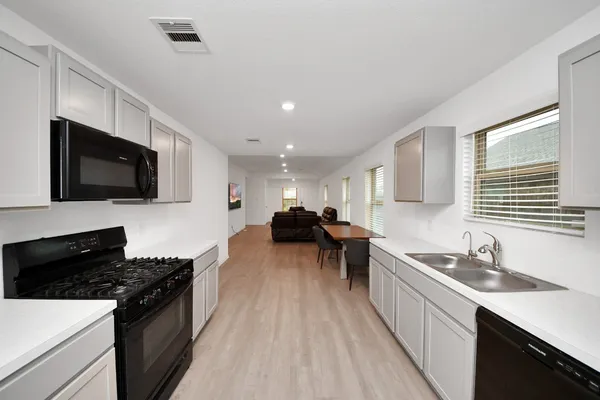 $1,900 | 14606 Whitstone Gully Way, Rosharon, TX 77583