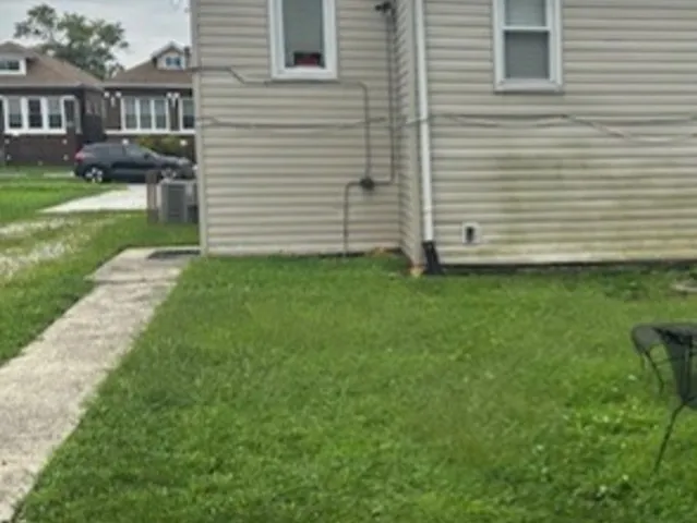 a view of a house with a backyard
