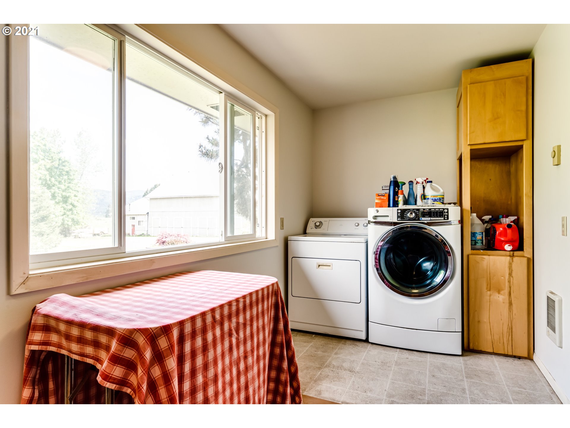 79385 Sears Road Cottage Grove, OR 97424 - Photo 17 of 32 a utility room with dryer and washer