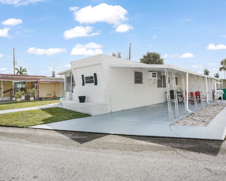 Park City Davie, FL 33324 - Photo 11 of 26 a view of a house with a patio