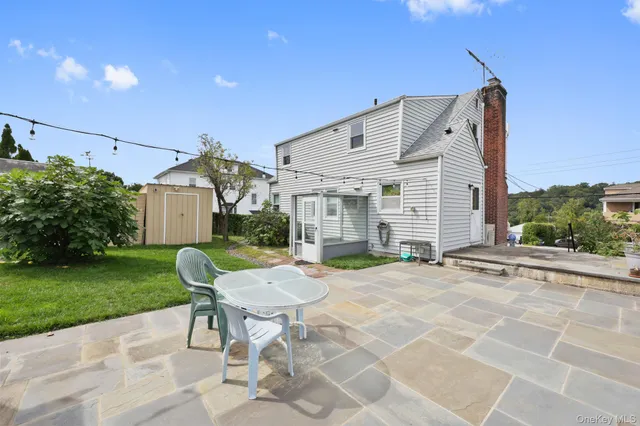 a view of a house with backyard and porch