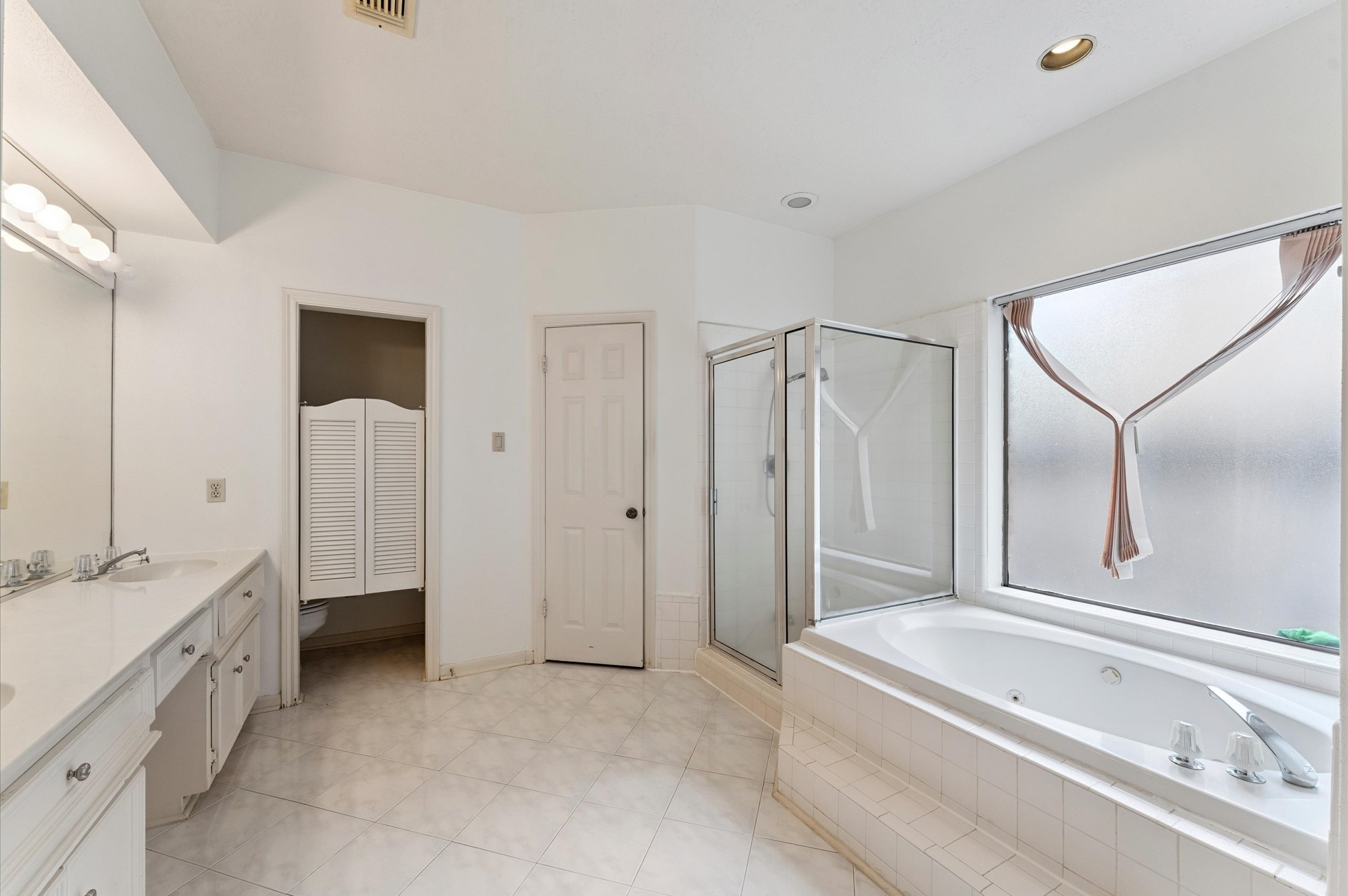 8015 Democracy Court Spring, TX 77379 - Photo 11 of 21 a spacious bathroom with a tub sink and mirror