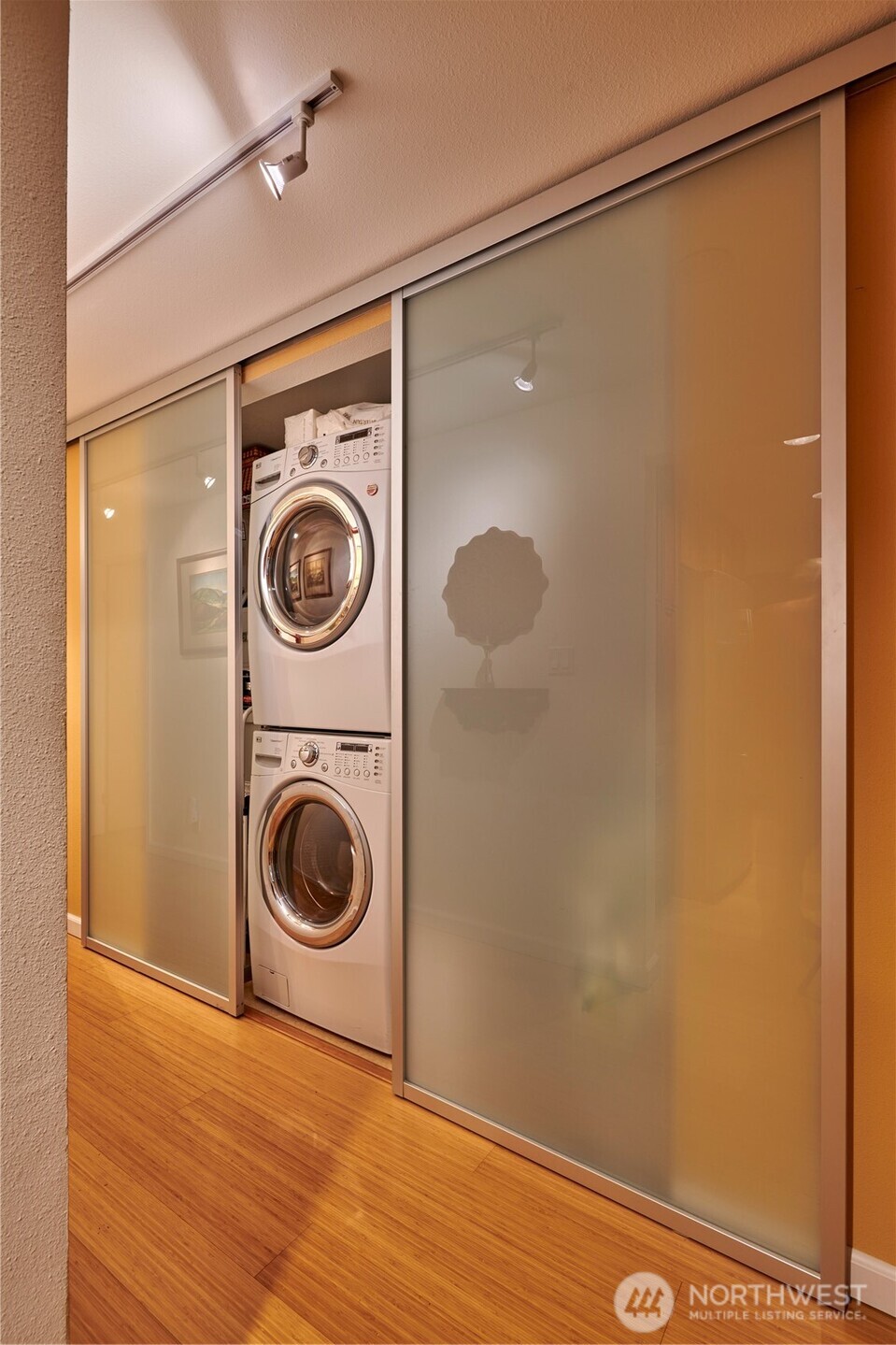909 North 35th Street, Unit 403 Seattle, WA 98103 - Photo 12 of 37