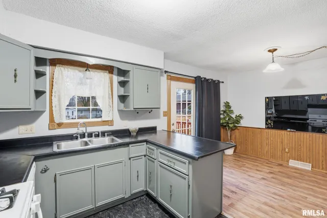 $270,000 | 338 Benton Street, Le Claire, IA 52753