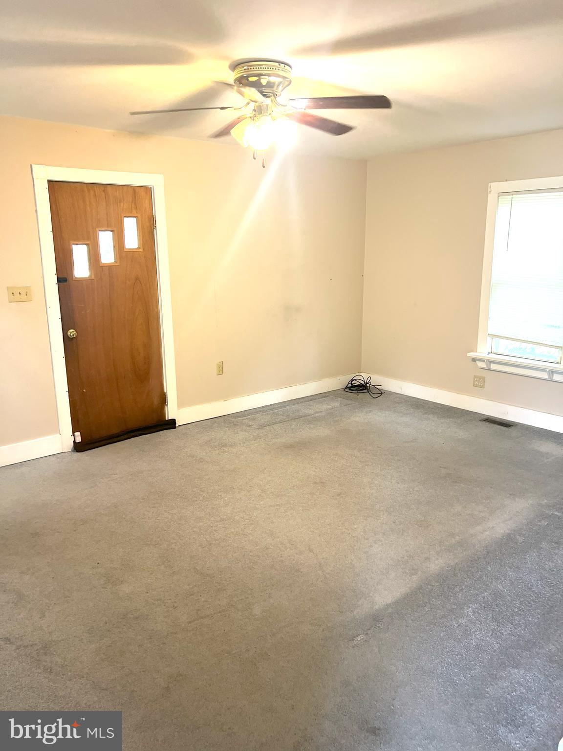 6730 Solomons Island Road North Owings, MD 20736 - Photo 13 of 39 Living Room