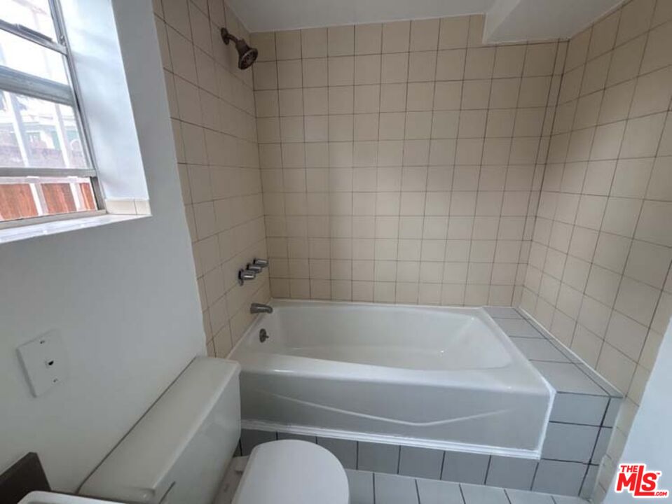 915 Broadway Street, Unit 1 Venice, CA 90291 - Photo 15 of 32 a bathroom with a bathtub and window