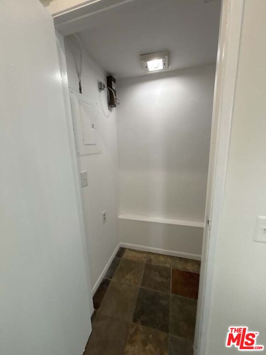 915 Broadway Street, Unit 1 Venice, CA 90291 - Photo 16 of 32 a bathroom with a bathtub