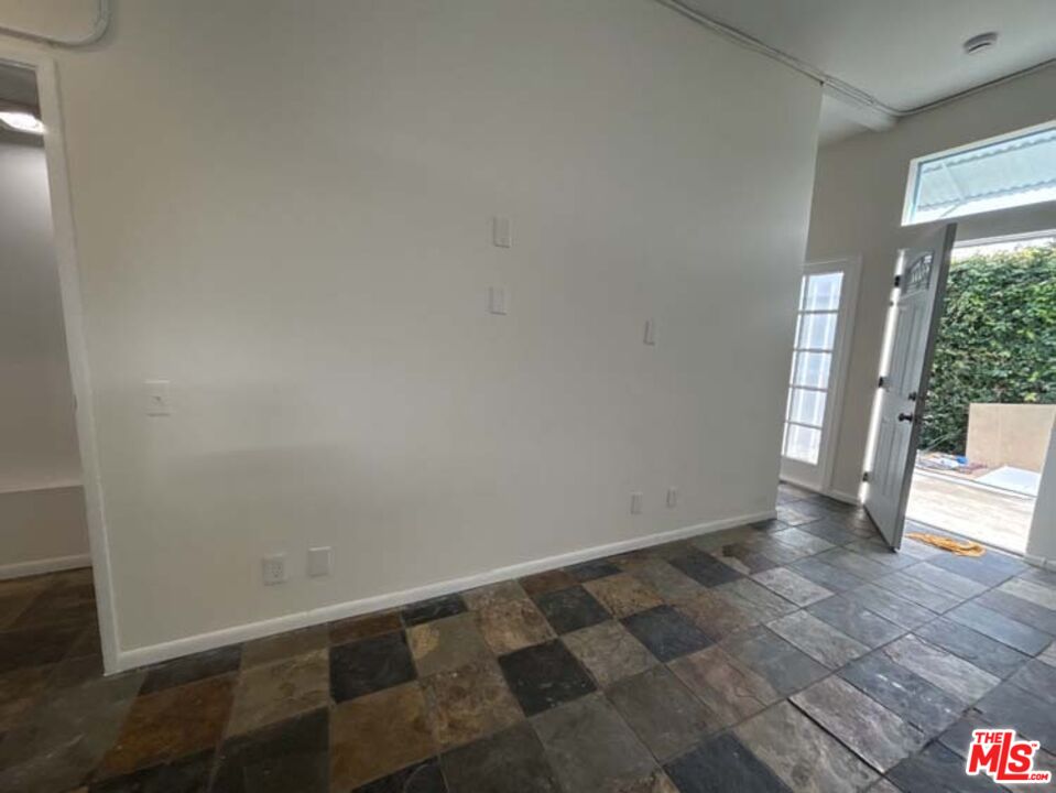 915 Broadway Street, Unit 1 Venice, CA 90291 - Photo 18 of 32 a view of an empty room and a window
