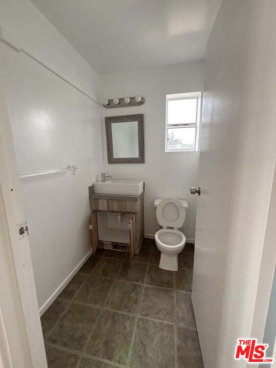 915 Broadway Street, Unit 1 Venice, CA 90291 - Photo 22 of 32 a bathroom with a toilet and a rug