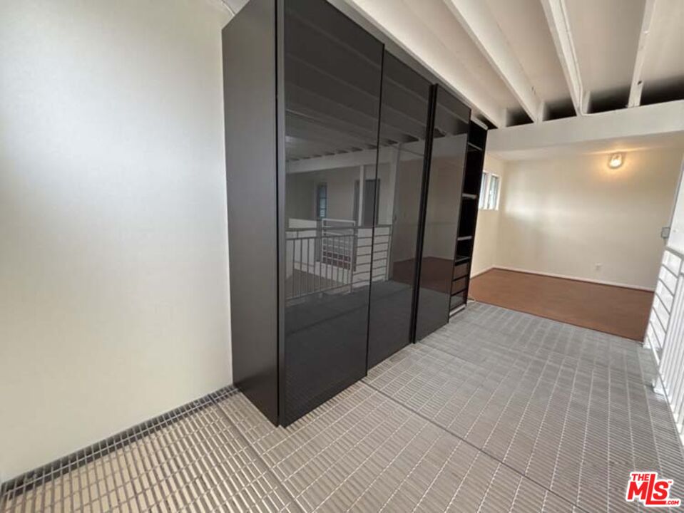 915 Broadway Street, Unit 1 Venice, CA 90291 - Photo 30 of 32 a view of hallway